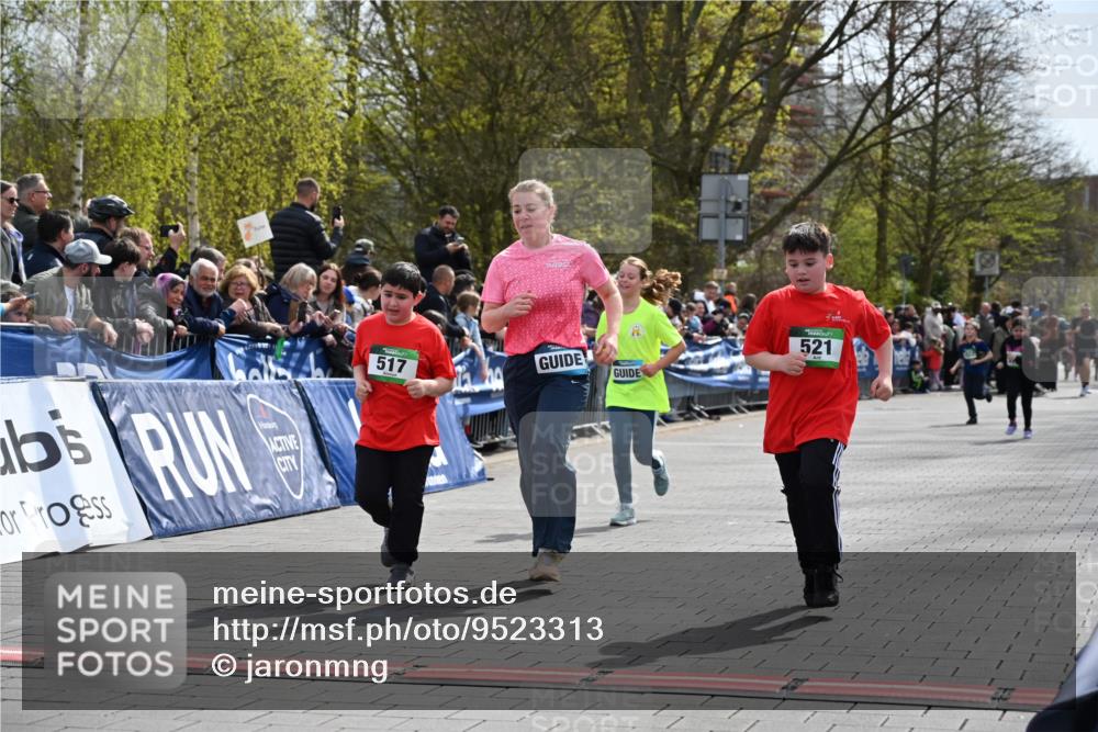 12.04.2026 - 45. Internationalen Wilhelmsburger Insellauf J. Mangold http://msf.ph/oto/9523313 12.04.2026 14:36:19 Ziel 125, 827, 1024, 517, 521 meine-sportfotos.de