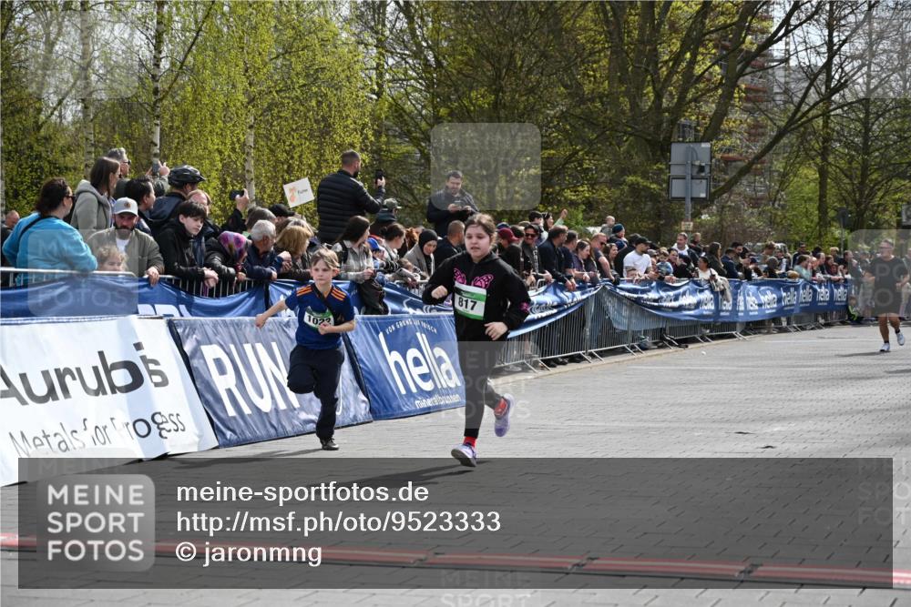 12.04.2026 - 45. Internationalen Wilhelmsburger Insellauf J. Mangold http://msf.ph/oto/9523333 12.04.2026 14:36:24 Ziel 517, 521, 817, 1022 meine-sportfotos.de