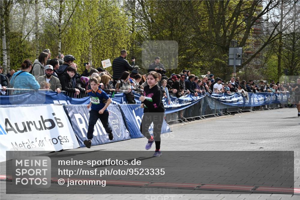 12.04.2026 - 45. Internationalen Wilhelmsburger Insellauf J. Mangold http://msf.ph/oto/9523335 12.04.2026 14:36:25 Ziel 817, 1022 meine-sportfotos.de