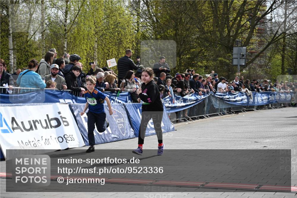 12.04.2026 - 45. Internationalen Wilhelmsburger Insellauf J. Mangold http://msf.ph/oto/9523336 12.04.2026 14:36:25 Ziel 817, 1022 meine-sportfotos.de