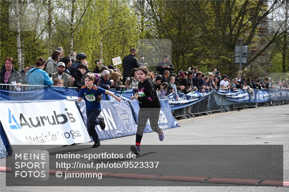 12.04.2026 - 45. Internationalen Wilhelmsburger Insellauf J. Mangold http://msf.ph/oto/9523337 12.04.2026 14:36:25 Ziel 817, 1022 meine-sportfotos.de