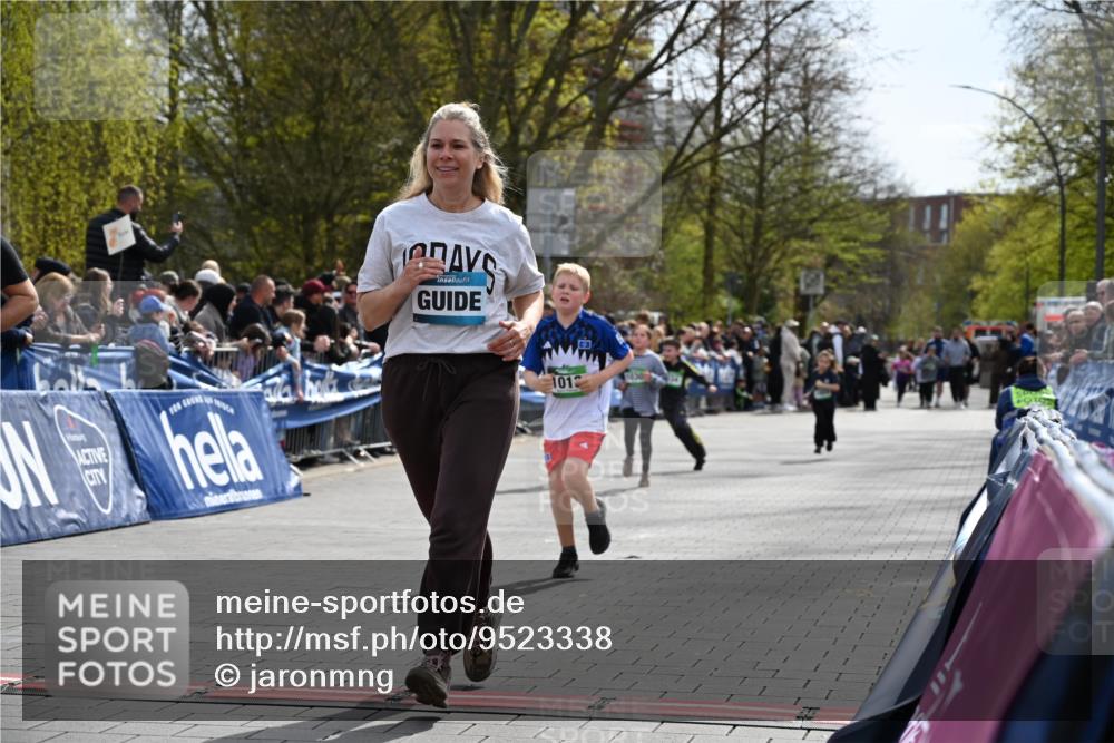 12.04.2026 - 45. Internationalen Wilhelmsburger Insellauf J. Mangold http://msf.ph/oto/9523338 12.04.2026 14:36:31 Ziel 1013, 1030, 1033 meine-sportfotos.de