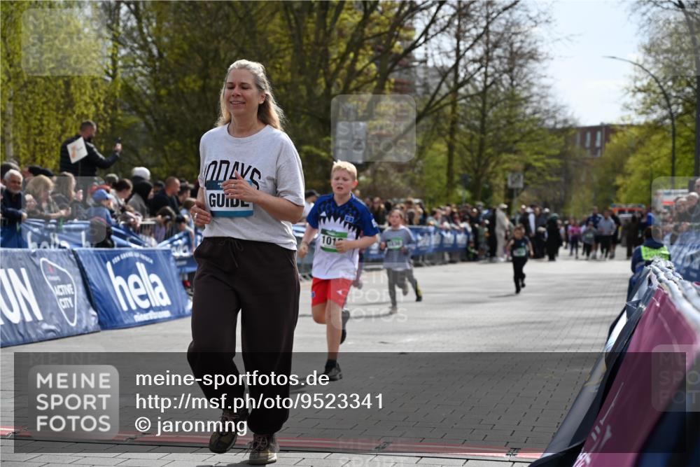 12.04.2026 - 45. Internationalen Wilhelmsburger Insellauf J. Mangold http://msf.ph/oto/9523341 12.04.2026 14:36:32 Ziel 1013, 1030, 1033, 834, 1003 meine-sportfotos.de