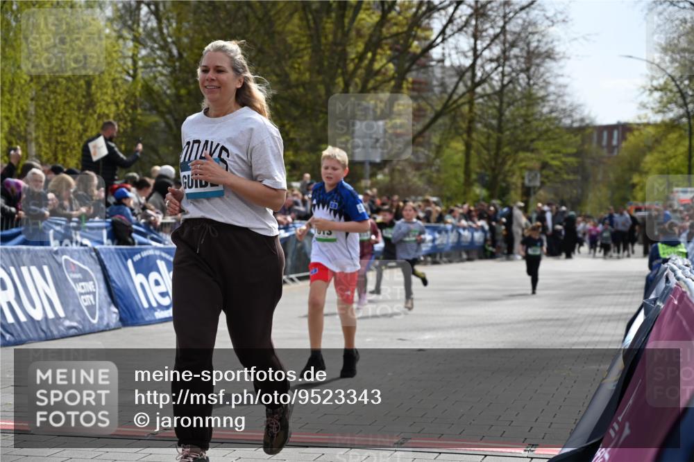 12.04.2026 - 45. Internationalen Wilhelmsburger Insellauf J. Mangold http://msf.ph/oto/9523343 12.04.2026 14:36:32 Ziel 1013, 1030, 1033, 834, 1003 meine-sportfotos.de