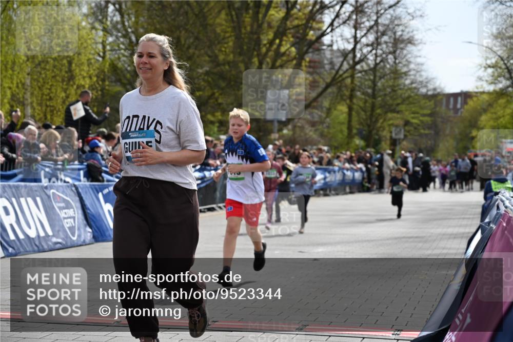 12.04.2026 - 45. Internationalen Wilhelmsburger Insellauf J. Mangold http://msf.ph/oto/9523344 12.04.2026 14:36:32 Ziel 1013, 1030, 1033, 834, 1003 meine-sportfotos.de