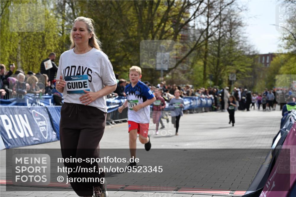 12.04.2026 - 45. Internationalen Wilhelmsburger Insellauf J. Mangold http://msf.ph/oto/9523345 12.04.2026 14:36:32 Ziel 1013, 1030, 1033, 834, 1003 meine-sportfotos.de