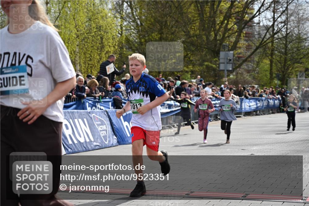12.04.2026 - 45. Internationalen Wilhelmsburger Insellauf J. Mangold http://msf.ph/oto/9523351 12.04.2026 14:36:33 Ziel 1013, 1030, 1033, 834, 1003 meine-sportfotos.de