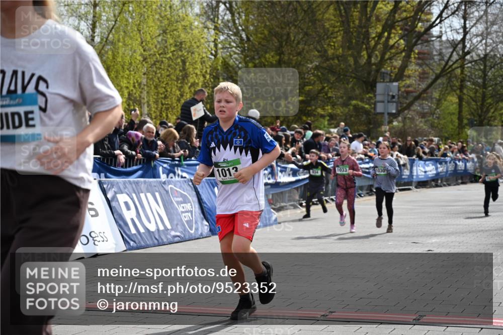 12.04.2026 - 45. Internationalen Wilhelmsburger Insellauf J. Mangold http://msf.ph/oto/9523352 12.04.2026 14:36:33 Ziel 1013, 1030, 1033, 834, 1003 meine-sportfotos.de