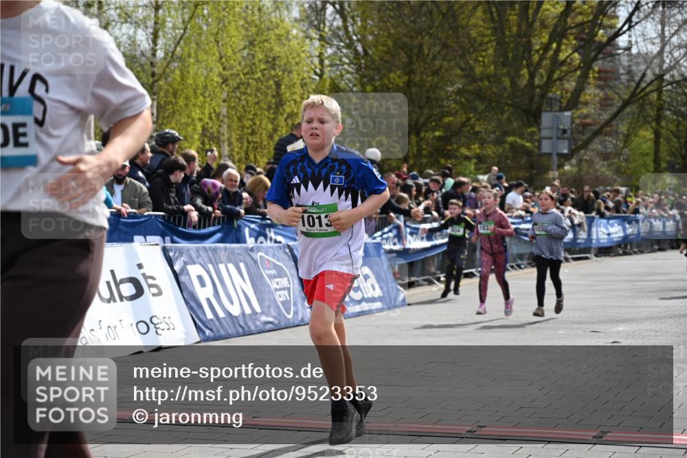 12.04.2026 - 45. Internationalen Wilhelmsburger Insellauf J. Mangold http://msf.ph/oto/9523353 12.04.2026 14:36:33 Ziel 1013, 1030, 1033, 834, 1003 meine-sportfotos.de