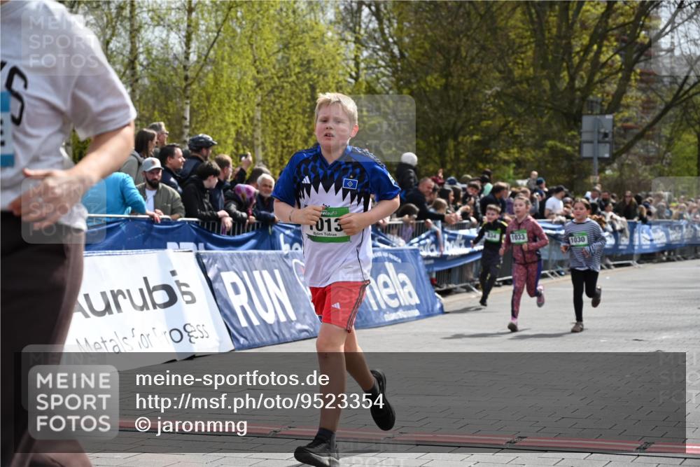 12.04.2026 - 45. Internationalen Wilhelmsburger Insellauf J. Mangold http://msf.ph/oto/9523354 12.04.2026 14:36:33 Ziel 1013, 1030, 1033, 834, 1003 meine-sportfotos.de