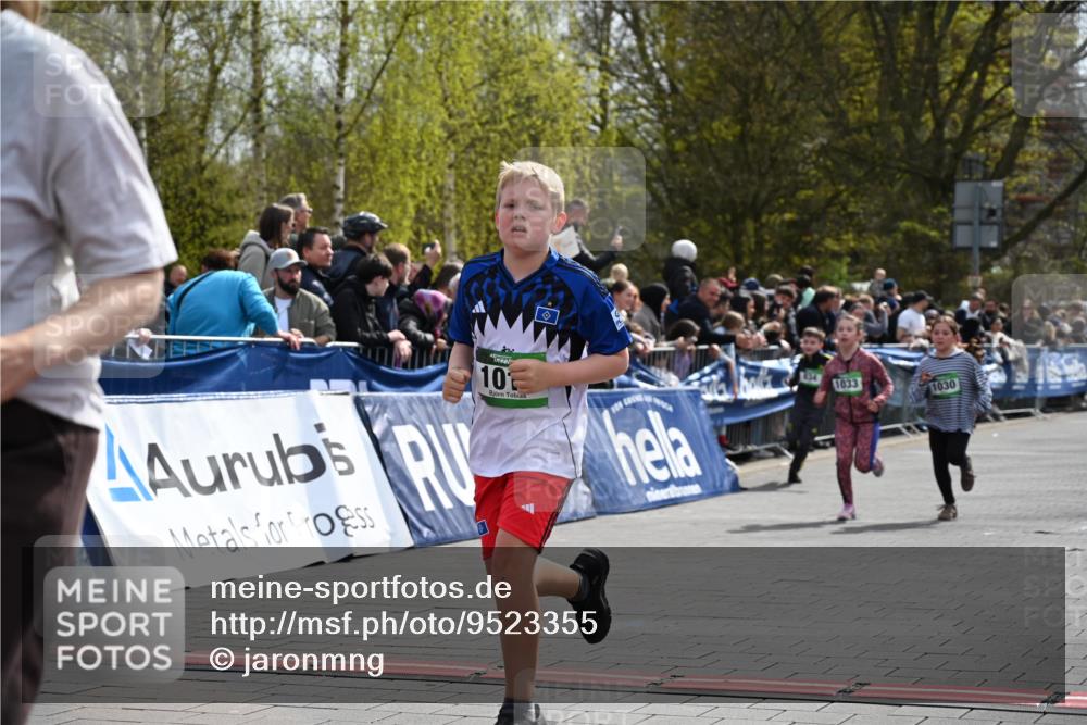 12.04.2026 - 45. Internationalen Wilhelmsburger Insellauf J. Mangold http://msf.ph/oto/9523355 12.04.2026 14:36:33 Ziel 1013, 1030, 1033, 834, 1003 meine-sportfotos.de