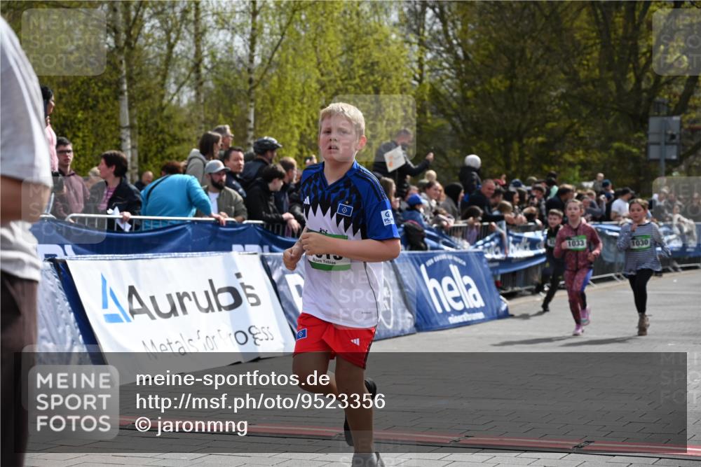 12.04.2026 - 45. Internationalen Wilhelmsburger Insellauf J. Mangold http://msf.ph/oto/9523356 12.04.2026 14:36:33 Ziel 1013, 1030, 1033, 834, 1003 meine-sportfotos.de