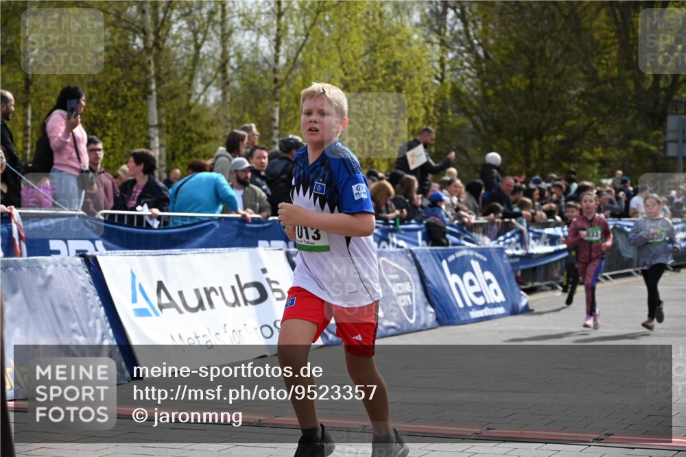 12.04.2026 - 45. Internationalen Wilhelmsburger Insellauf J. Mangold http://msf.ph/oto/9523357 12.04.2026 14:36:33 Ziel 1013, 1030, 1033, 834, 1003 meine-sportfotos.de