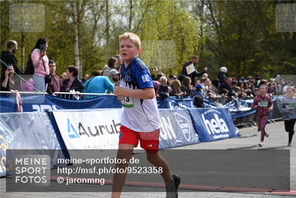 12.04.2026 - 45. Internationalen Wilhelmsburger Insellauf J. Mangold http://msf.ph/oto/9523358 12.04.2026 14:36:33 Ziel 1013, 1030, 1033, 834, 1003 meine-sportfotos.de