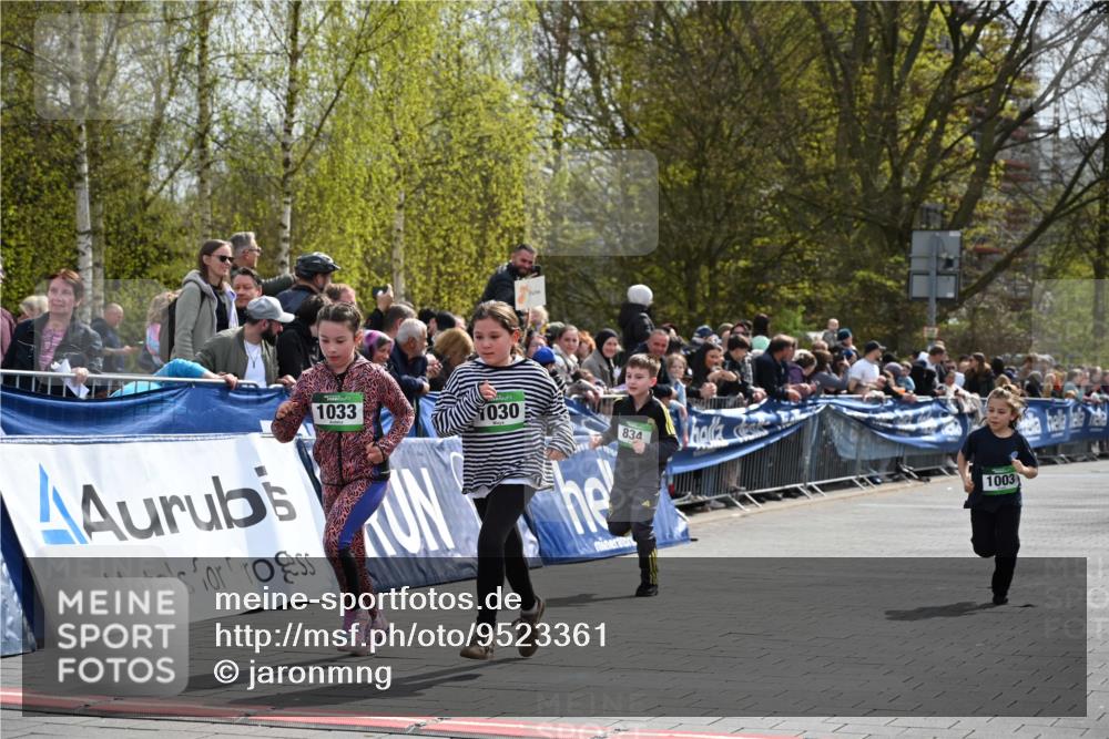 12.04.2026 - 45. Internationalen Wilhelmsburger Insellauf J. Mangold http://msf.ph/oto/9523361 12.04.2026 14:36:35 Ziel 1013, 1030, 1033, 834, 1003 meine-sportfotos.de