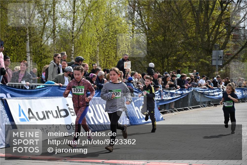 12.04.2026 - 45. Internationalen Wilhelmsburger Insellauf J. Mangold http://msf.ph/oto/9523362 12.04.2026 14:36:35 Ziel 1013, 1030, 1033, 834, 1003 meine-sportfotos.de