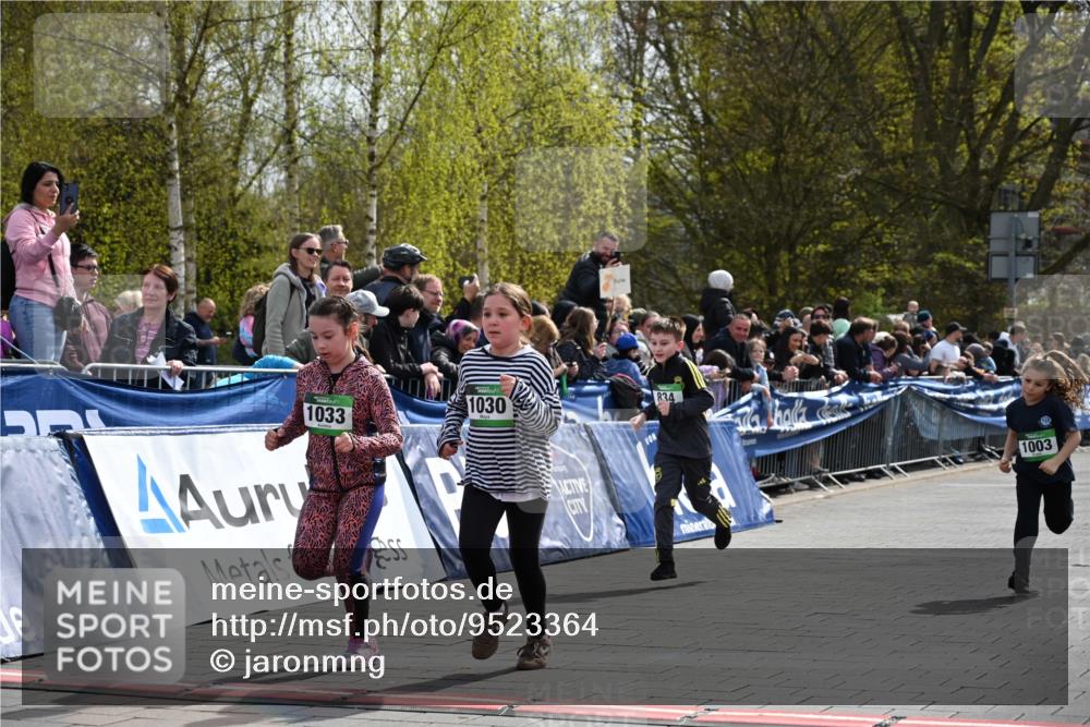 12.04.2026 - 45. Internationalen Wilhelmsburger Insellauf J. Mangold http://msf.ph/oto/9523364 12.04.2026 14:36:35 Ziel 1013, 1030, 1033, 834, 1003 meine-sportfotos.de
