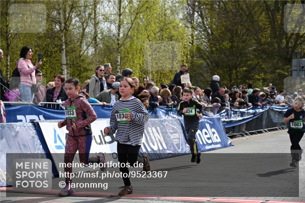 12.04.2026 - 45. Internationalen Wilhelmsburger Insellauf J. Mangold http://msf.ph/oto/9523367 12.04.2026 14:36:36 Ziel 1013, 1030, 1033, 834, 1003 meine-sportfotos.de