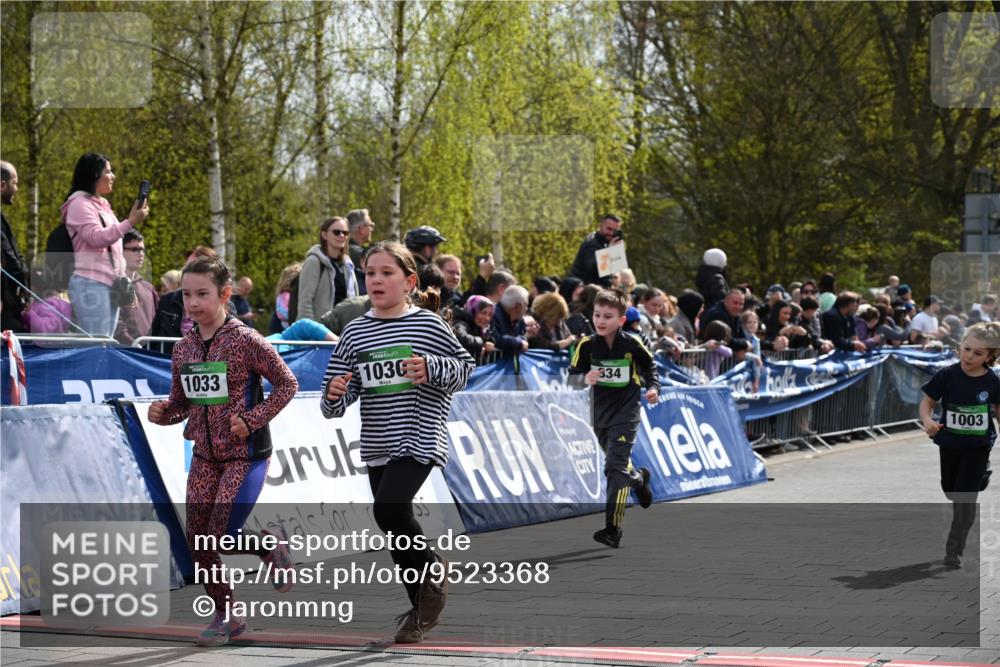 12.04.2026 - 45. Internationalen Wilhelmsburger Insellauf J. Mangold http://msf.ph/oto/9523368 12.04.2026 14:36:36 Ziel 1013, 1030, 1033, 834, 1003 meine-sportfotos.de
