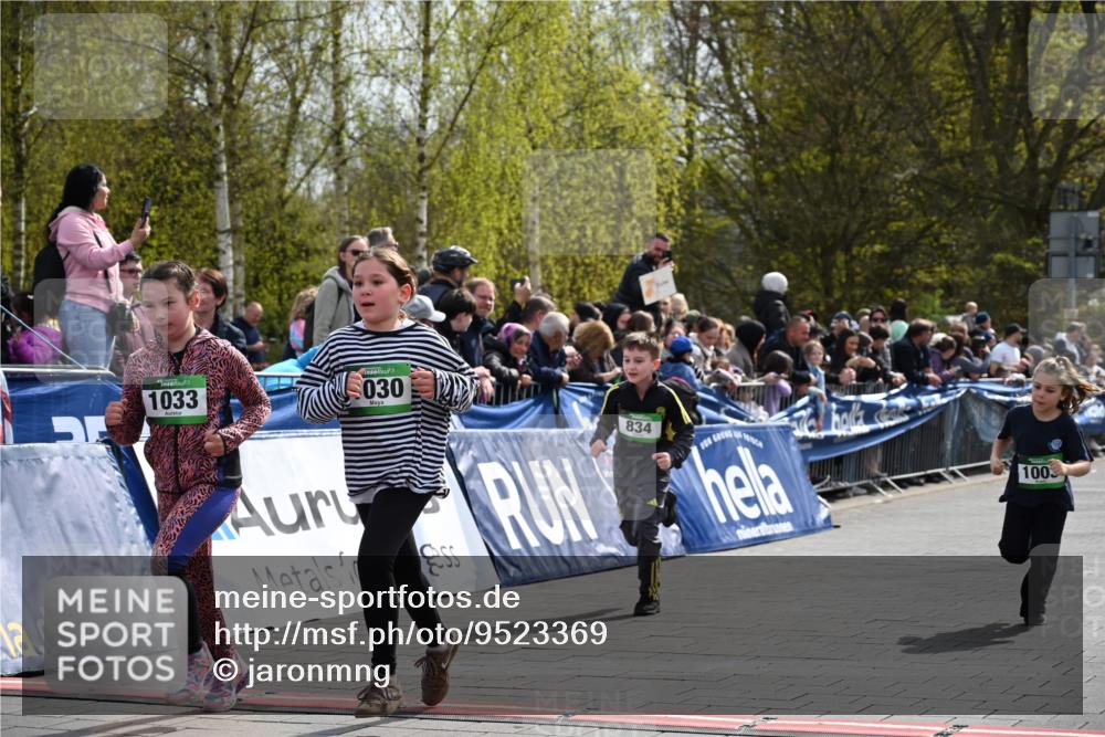 12.04.2026 - 45. Internationalen Wilhelmsburger Insellauf J. Mangold http://msf.ph/oto/9523369 12.04.2026 14:36:36 Ziel 1013, 1030, 1033, 834, 1003 meine-sportfotos.de
