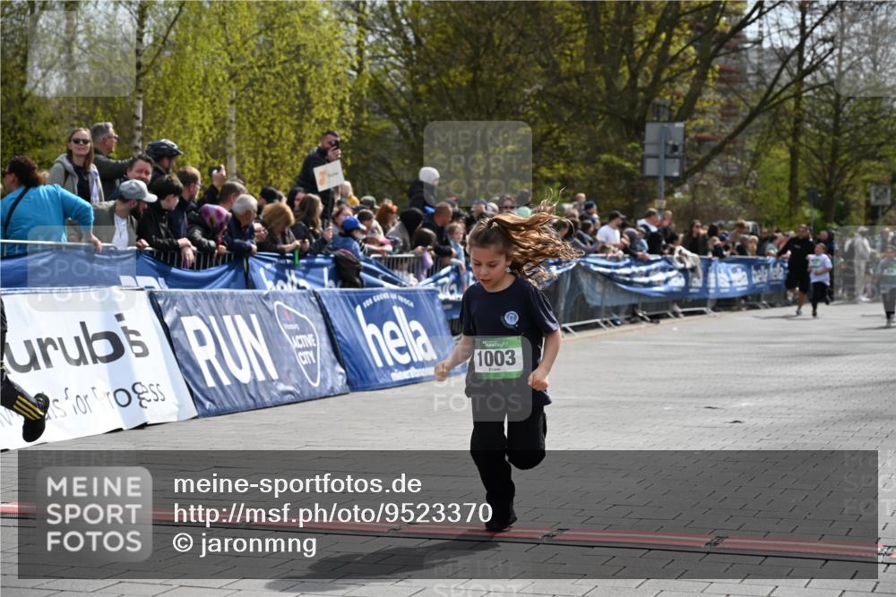 12.04.2026 - 45. Internationalen Wilhelmsburger Insellauf J. Mangold http://msf.ph/oto/9523370 12.04.2026 14:36:37 Ziel 1030, 1033, 834, 1003 meine-sportfotos.de