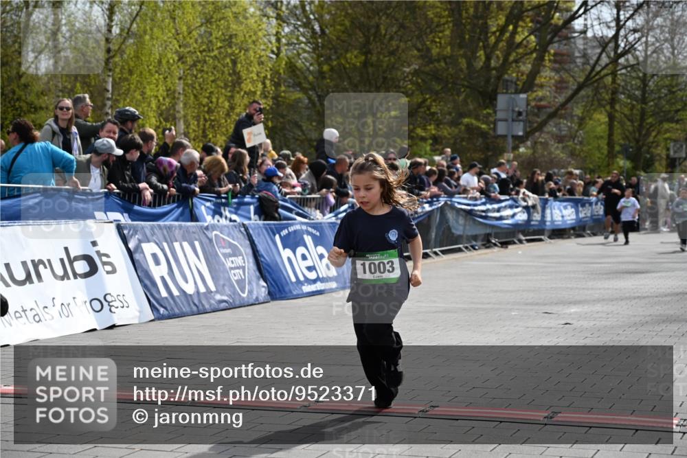 12.04.2026 - 45. Internationalen Wilhelmsburger Insellauf J. Mangold http://msf.ph/oto/9523371 12.04.2026 14:36:37 Ziel 1030, 1033, 834, 1003 meine-sportfotos.de