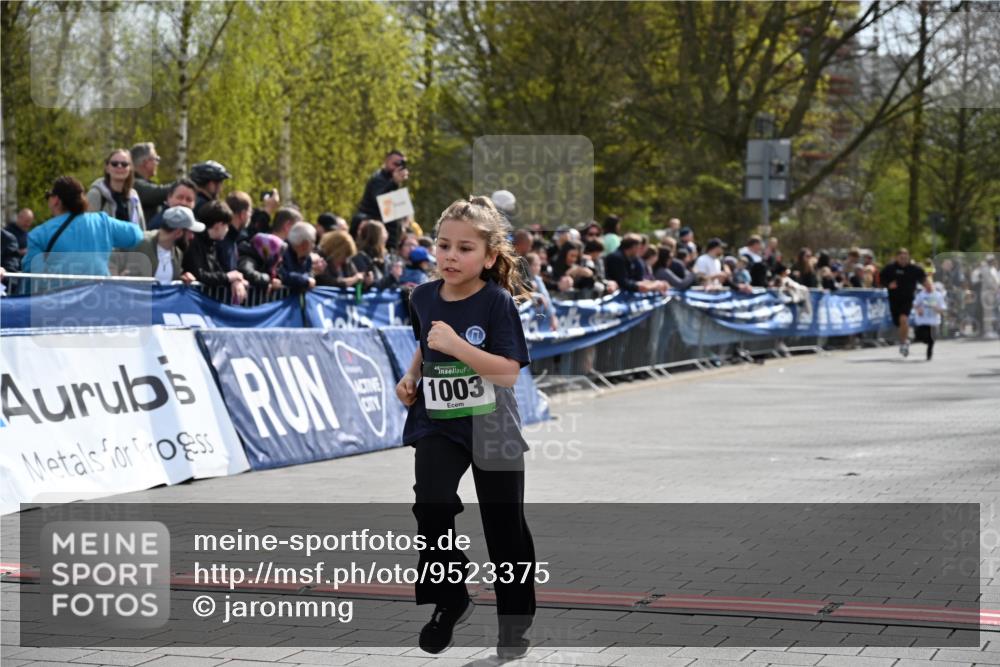 12.04.2026 - 45. Internationalen Wilhelmsburger Insellauf J. Mangold http://msf.ph/oto/9523375 12.04.2026 14:36:37 Ziel 1030, 1033, 834, 1003 meine-sportfotos.de