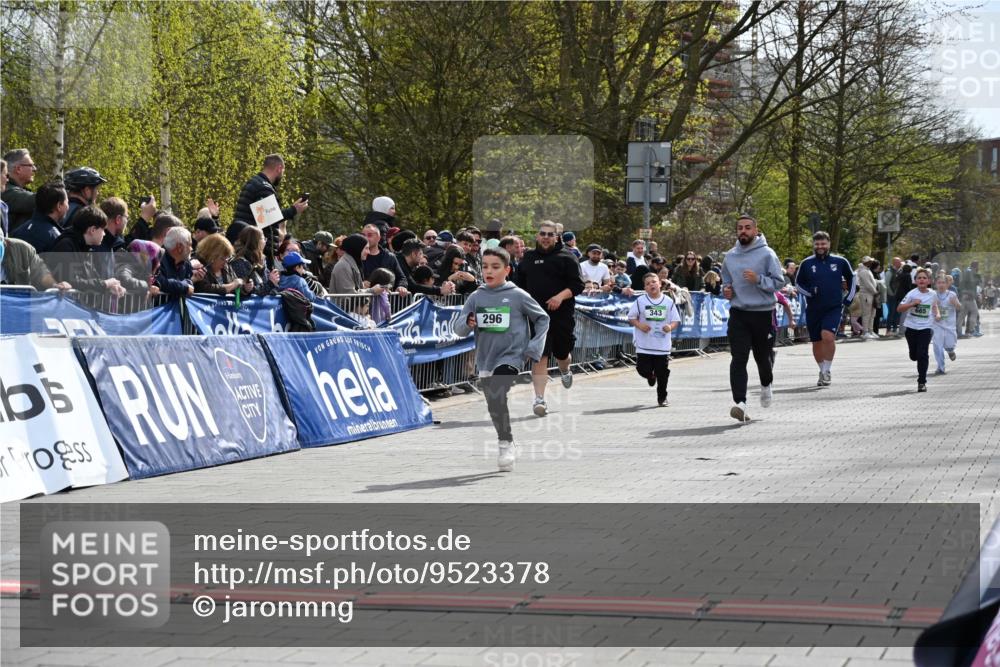 12.04.2026 - 45. Internationalen Wilhelmsburger Insellauf J. Mangold http://msf.ph/oto/9523378 12.04.2026 14:36:41 Ziel 296, 343 meine-sportfotos.de