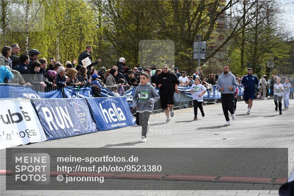 12.04.2026 - 45. Internationalen Wilhelmsburger Insellauf J. Mangold http://msf.ph/oto/9523380 12.04.2026 14:36:41 Ziel 296, 343 meine-sportfotos.de