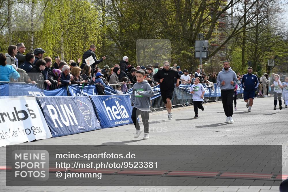 12.04.2026 - 45. Internationalen Wilhelmsburger Insellauf J. Mangold http://msf.ph/oto/9523381 12.04.2026 14:36:41 Ziel 296, 343 meine-sportfotos.de