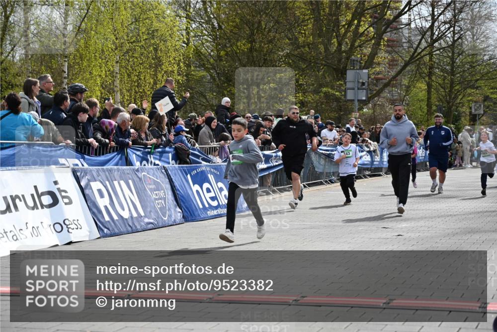12.04.2026 - 45. Internationalen Wilhelmsburger Insellauf J. Mangold http://msf.ph/oto/9523382 12.04.2026 14:36:41 Ziel 296, 343 meine-sportfotos.de