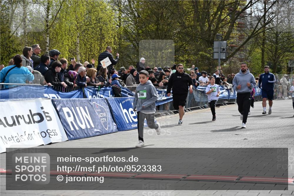 12.04.2026 - 45. Internationalen Wilhelmsburger Insellauf J. Mangold http://msf.ph/oto/9523383 12.04.2026 14:36:41 Ziel 296, 343 meine-sportfotos.de
