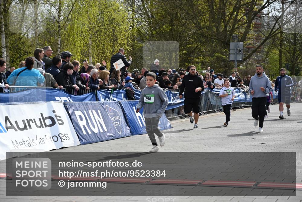 12.04.2026 - 45. Internationalen Wilhelmsburger Insellauf J. Mangold http://msf.ph/oto/9523384 12.04.2026 14:36:42 Ziel 296, 343, 665 meine-sportfotos.de