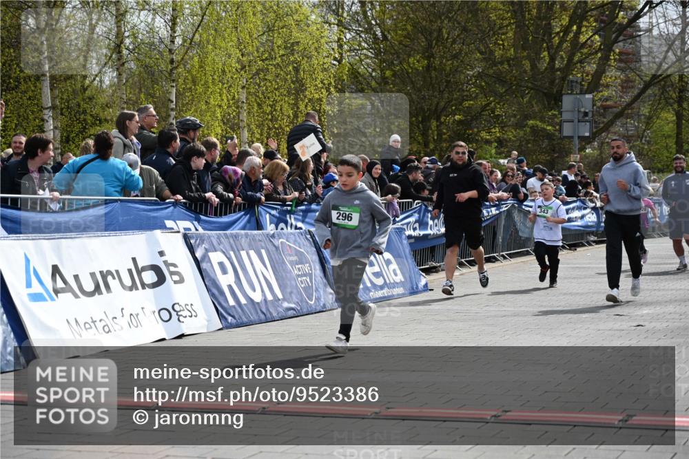 12.04.2026 - 45. Internationalen Wilhelmsburger Insellauf J. Mangold http://msf.ph/oto/9523386 12.04.2026 14:36:42 Ziel 296, 343, 665 meine-sportfotos.de