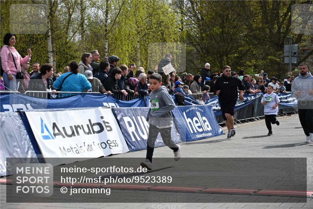 12.04.2026 - 45. Internationalen Wilhelmsburger Insellauf J. Mangold http://msf.ph/oto/9523389 12.04.2026 14:36:42 Ziel 296, 343, 665 meine-sportfotos.de