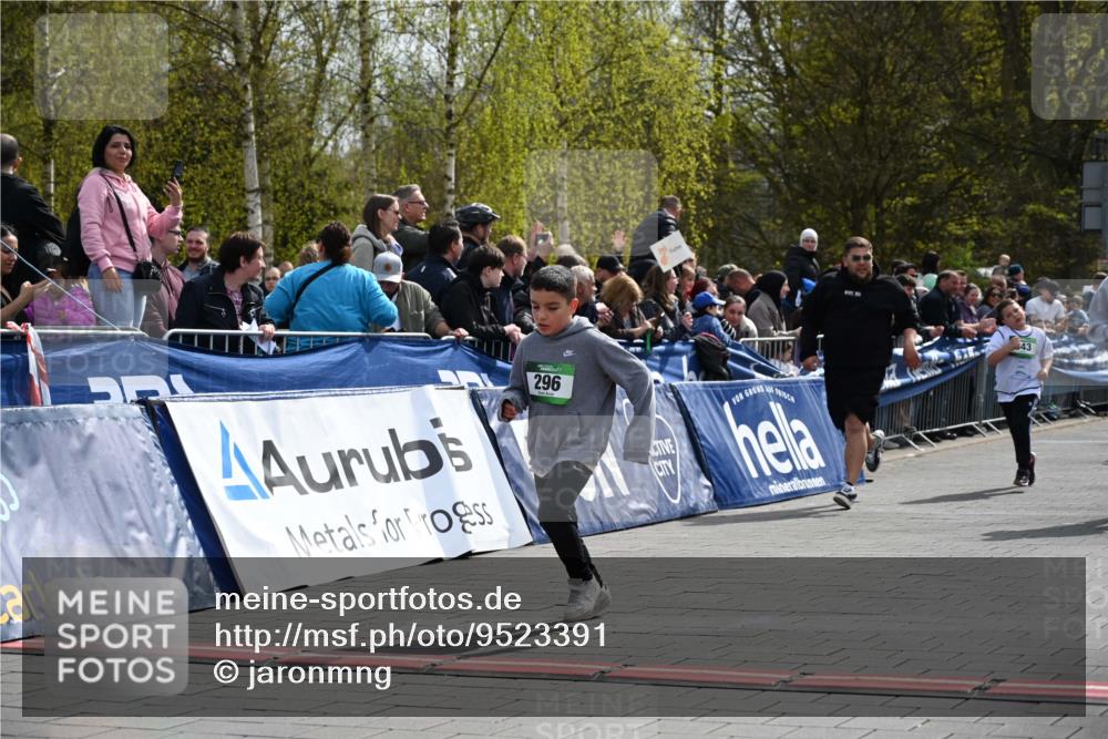 12.04.2026 - 45. Internationalen Wilhelmsburger Insellauf J. Mangold http://msf.ph/oto/9523391 12.04.2026 14:36:42 Ziel 296, 343, 665 meine-sportfotos.de