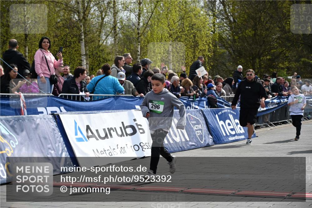 12.04.2026 - 45. Internationalen Wilhelmsburger Insellauf J. Mangold http://msf.ph/oto/9523392 12.04.2026 14:36:42 Ziel 296, 343, 665 meine-sportfotos.de