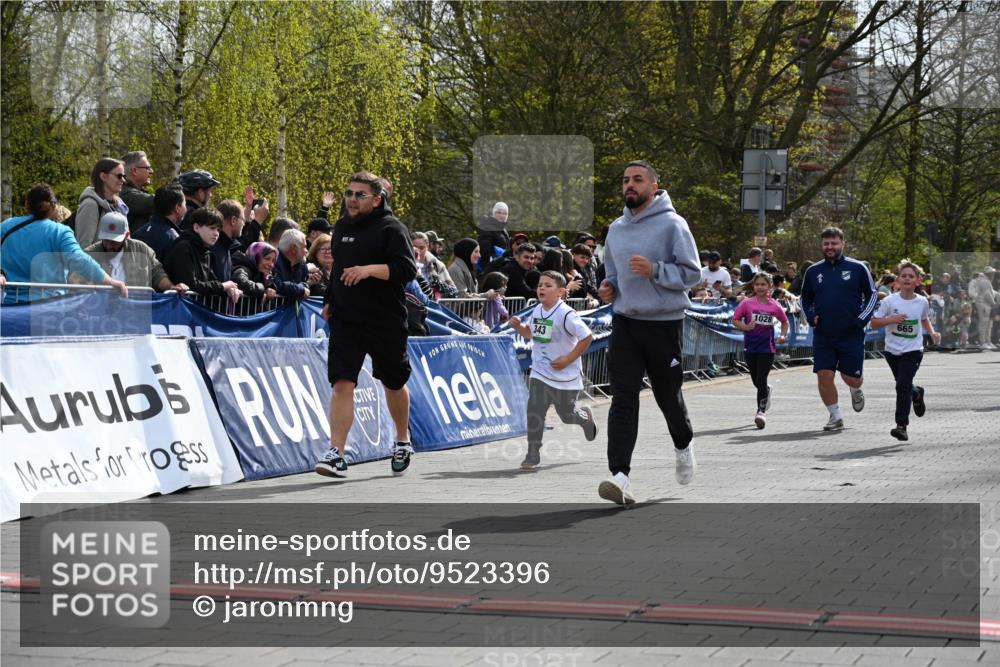 12.04.2026 - 45. Internationalen Wilhelmsburger Insellauf J. Mangold http://msf.ph/oto/9523396 12.04.2026 14:36:43 Ziel 296, 343, 665 meine-sportfotos.de