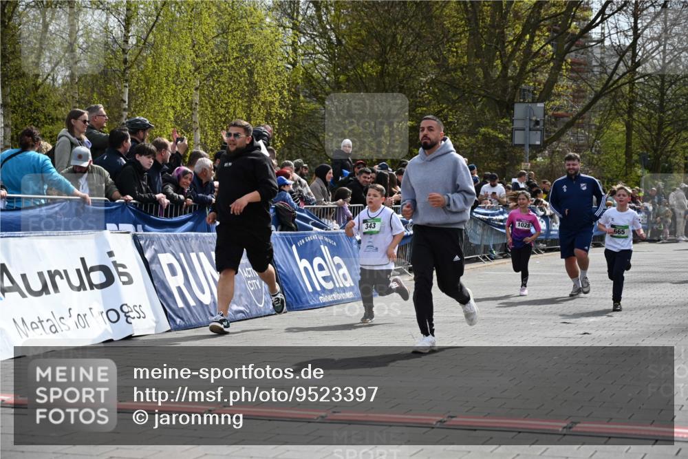 12.04.2026 - 45. Internationalen Wilhelmsburger Insellauf J. Mangold http://msf.ph/oto/9523397 12.04.2026 14:36:43 Ziel 296, 343, 665 meine-sportfotos.de