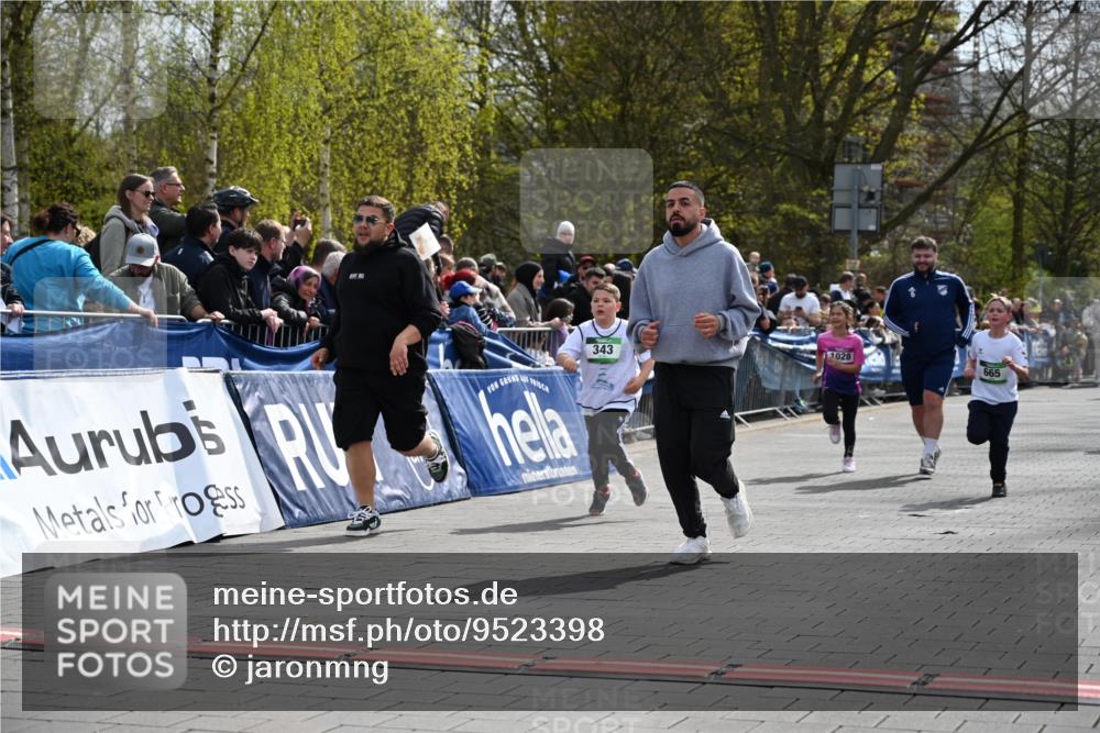 12.04.2026 - 45. Internationalen Wilhelmsburger Insellauf J. Mangold http://msf.ph/oto/9523398 12.04.2026 14:36:43 Ziel 296, 343, 665 meine-sportfotos.de