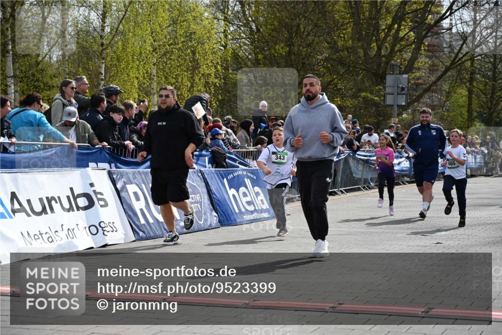 12.04.2026 - 45. Internationalen Wilhelmsburger Insellauf J. Mangold http://msf.ph/oto/9523399 12.04.2026 14:36:43 Ziel 296, 343, 665 meine-sportfotos.de