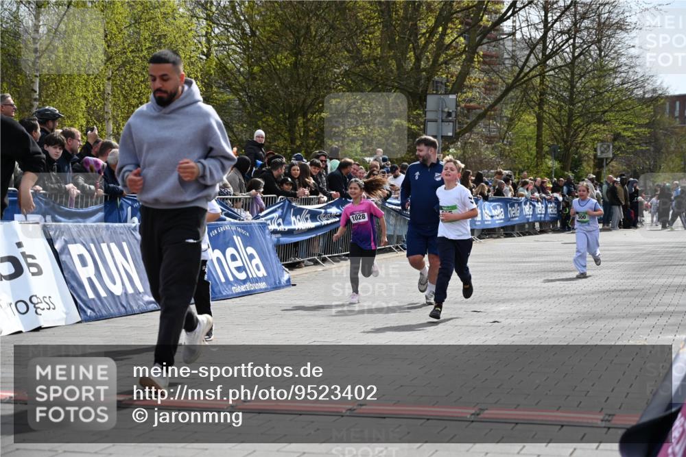 12.04.2026 - 45. Internationalen Wilhelmsburger Insellauf J. Mangold http://msf.ph/oto/9523402 12.04.2026 14:36:44 Ziel 296, 343, 665 meine-sportfotos.de