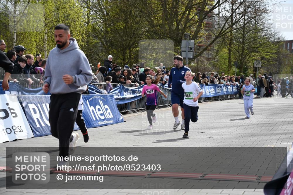 12.04.2026 - 45. Internationalen Wilhelmsburger Insellauf J. Mangold http://msf.ph/oto/9523403 12.04.2026 14:36:44 Ziel 296, 343, 665 meine-sportfotos.de
