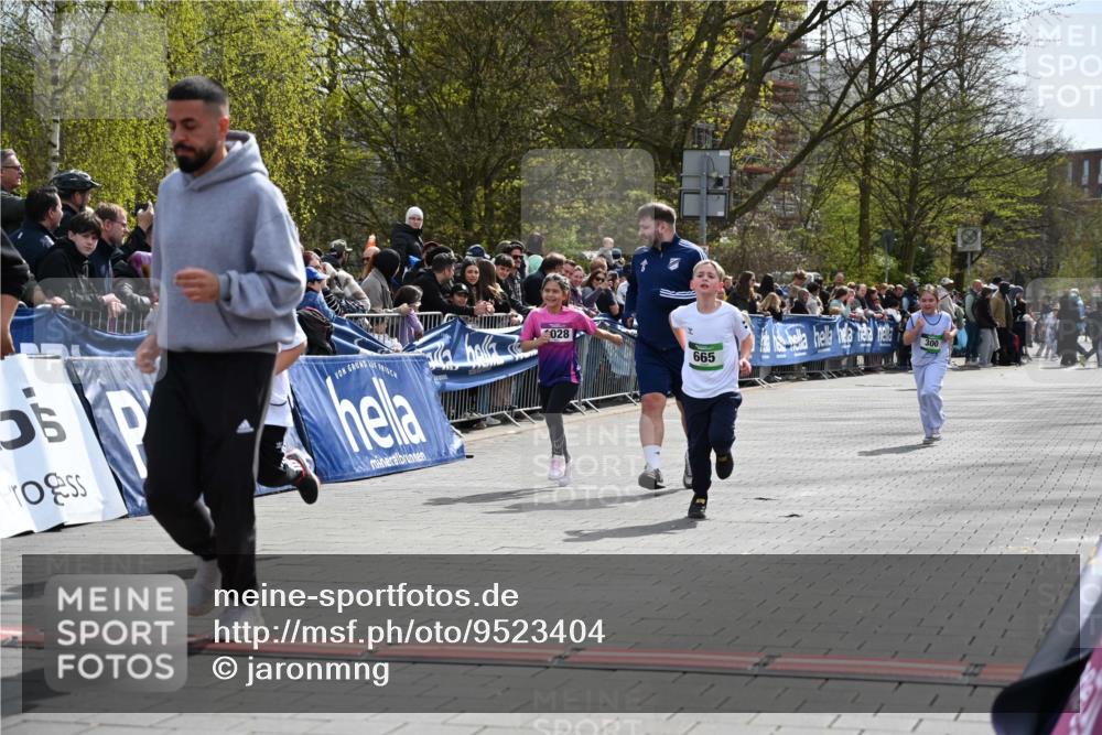 12.04.2026 - 45. Internationalen Wilhelmsburger Insellauf J. Mangold http://msf.ph/oto/9523404 12.04.2026 14:36:44 Ziel 296, 343, 665 meine-sportfotos.de