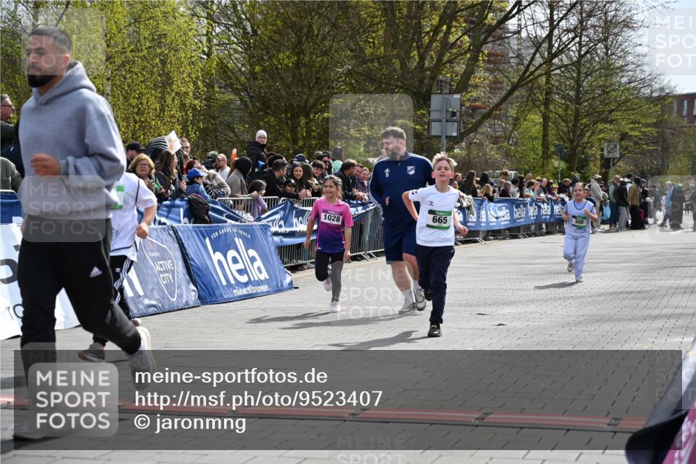 12.04.2026 - 45. Internationalen Wilhelmsburger Insellauf J. Mangold http://msf.ph/oto/9523407 12.04.2026 14:36:45 Ziel 296, 343, 665 meine-sportfotos.de