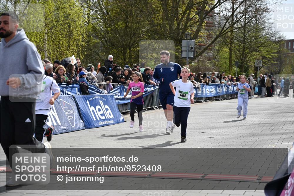 12.04.2026 - 45. Internationalen Wilhelmsburger Insellauf J. Mangold http://msf.ph/oto/9523408 12.04.2026 14:36:45 Ziel 296, 343, 665 meine-sportfotos.de