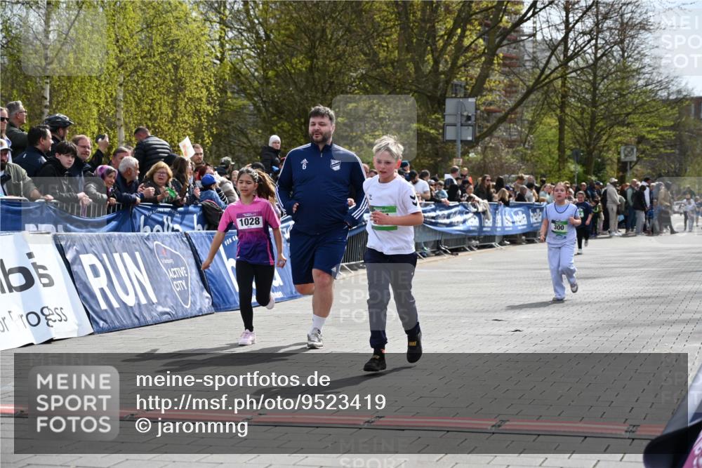 12.04.2026 - 45. Internationalen Wilhelmsburger Insellauf J. Mangold http://msf.ph/oto/9523419 12.04.2026 14:36:46 Ziel 296, 343, 665, 300 meine-sportfotos.de