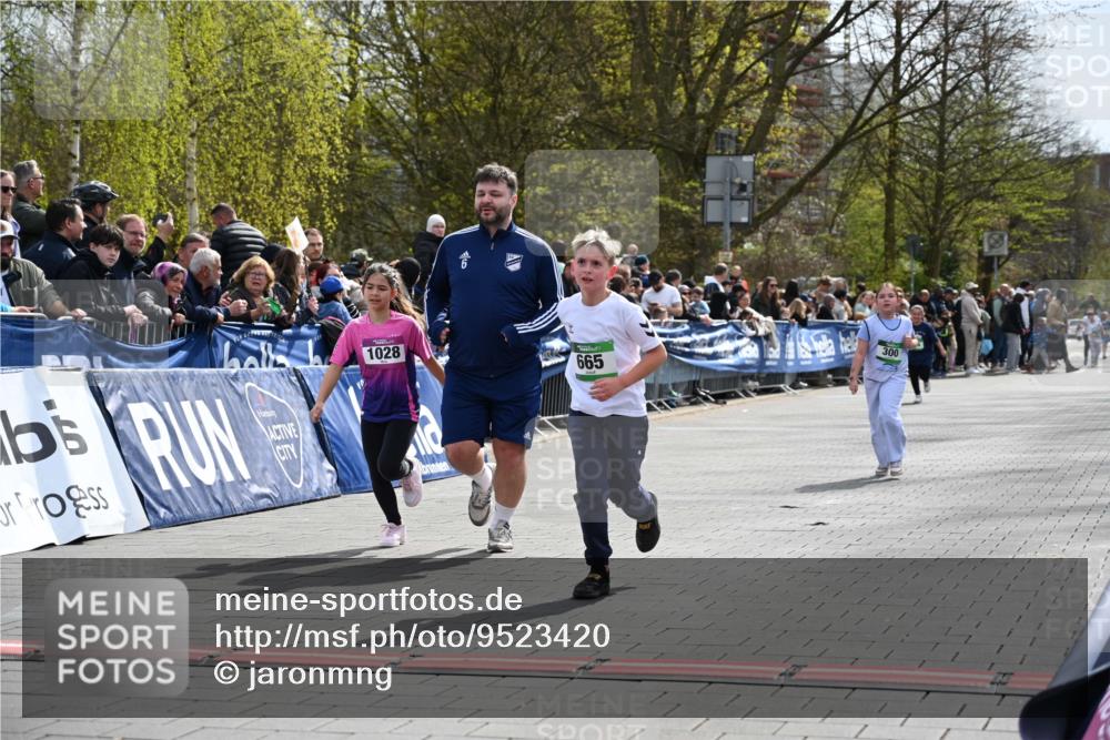 12.04.2026 - 45. Internationalen Wilhelmsburger Insellauf J. Mangold http://msf.ph/oto/9523420 12.04.2026 14:36:46 Ziel 296, 343, 665, 300 meine-sportfotos.de