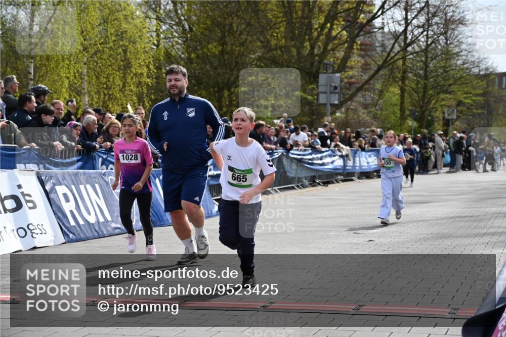12.04.2026 - 45. Internationalen Wilhelmsburger Insellauf J. Mangold http://msf.ph/oto/9523425 12.04.2026 14:36:46 Ziel 296, 343, 665, 300 meine-sportfotos.de