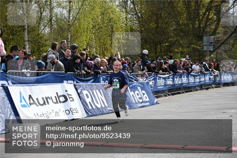 12.04.2026 - 45. Internationalen Wilhelmsburger Insellauf J. Mangold http://msf.ph/oto/9523439 12.04.2026 14:36:54 Ziel 300, 644, 511, 650 meine-sportfotos.de